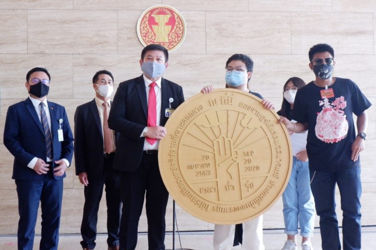 “เพนกวิน” ตบปาก “สิระ” อ้างเสียงส่วนใหญ่ แต่มีบัตรเขย่ง ซัดส.ส.ให้มีกระดูกสันหลังตั้งตรงต่อปชต. “หมอชลน่าน” เผยหารือจ่อตั้งเวทีกลางหาทางออก