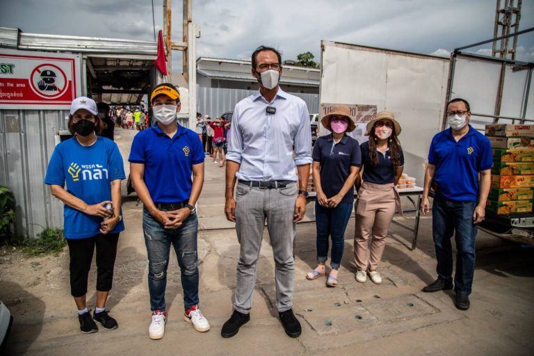 “กรณ์”ลงพื้นที่แคมป์คนงานต่อเนื่อง ร้องเยียวยาต้องครอบคลุมทุกกลุ่ม ขอเร่งดำเนินการอย่าล่าช้า หลังรัฐบาลประกาศแล้ว 1 สัปดาห์เงินยังมาไม่ถึง