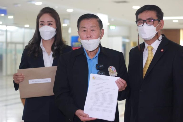 ‘เสรีรวมไทย’ยื่นฟัน!!พรรคเล็กรับกล้วย มั่นใจเข้าข่ายถูกยุบพรรค เตือนไม่อยากเห็นกกต. ติดคุกตอนแก่