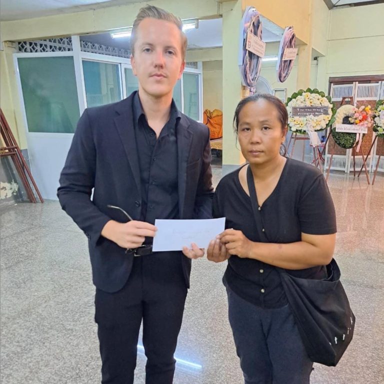 มูลนิธิ Bangkok Community Help Foundation เข้าร่วมไว้อาลัยและมอบเงินช่วยเหลือครอบครัวผู้สูญเสีย จากเหตุการณ์นายห้างหัวร้อนขับรถชนไรเดอร์จนเสียชีวิต